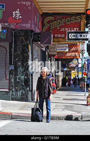 San Francisco, Kalifornien, USA: Alte Chinesische Frauen Überqueren der Straße in Chinatown, dem ältesten Chinatown in Nordamerika seit 1848 hergestellt Stockfoto