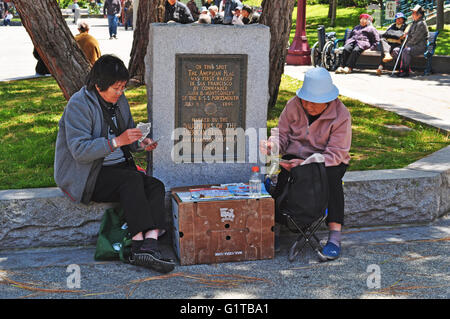 San Francisco: Alte Chinesische Frauen Spielkarten in Portsmouth Square, Chinatown, der älteste Chinatown in Nordamerika seit 1848 hergestellt Stockfoto