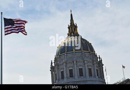 San Francisco, Kalifornien: der USA-Flagge und die Kuppel des Rathaus, der Sitz der Regierung für die Stadt und die Grafschaft von San Francisco Stockfoto