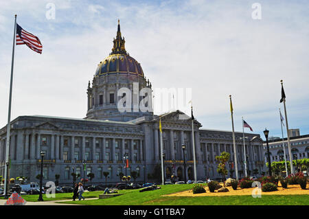 San Francisco, Kalifornien: der USA-Flagge und die Kuppel des Rathaus, der Sitz der Regierung für die Stadt und die Grafschaft von San Francisco Stockfoto