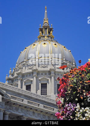 San Francisco: Blumen und die Kuppel des Rathaus, der Sitz der Regierung für die Stadt und die Grafschaft von San Francisco Stockfoto