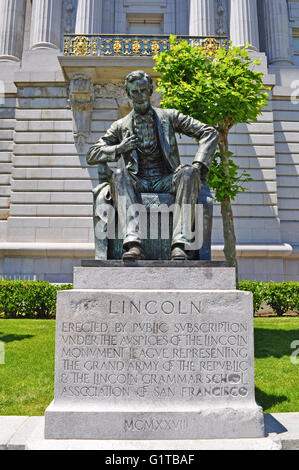 San Francisco: Abraham Lincoln, einen Outdoor 1926 Bronze Skulptur von Haig Patigian, im Rathaus, der Sitz der Regierung für die Stadt und die Grafschaft Stockfoto