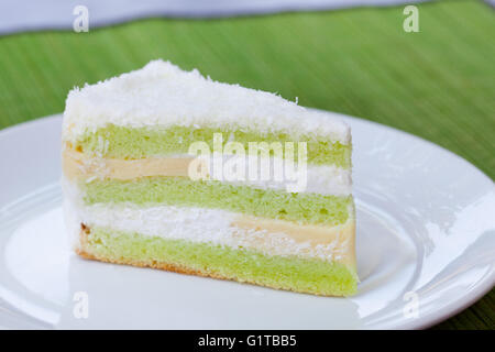 Pandan geschichteten Kuchen traditionellen indonesischen Wüste Stein Hintergrund. Stockfoto