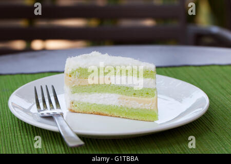 Pandan geschichteten Kuchen traditionellen indonesischen Wüste Stein Hintergrund. Stockfoto