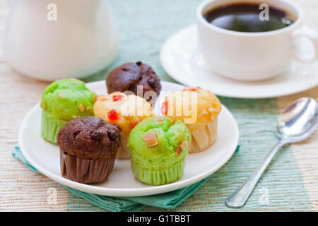 Auswahl an Muffins Vanille, Schokolade, Pandan auf einem weißen Teller Stockfoto