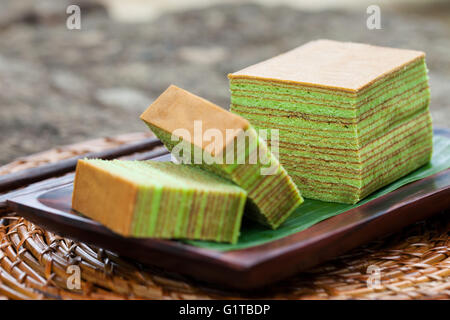 Traditionelle indonesische süße Lapis Schicht Kuchen auf einem hölzernen Hintergrund. Stockfoto