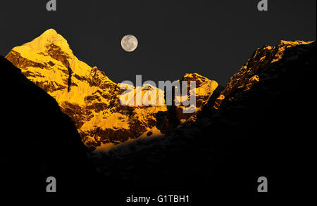 Mond-Sets hinter Mount Neelkanth in Dawnbreak über den Himalaya, Badrinath, Uttarakhand, Indien Stockfoto