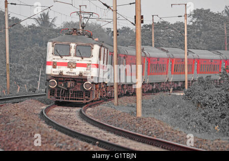 Howrah-New Delhi Rajdhani Express rollt aus einer Kurve, Westbengalen, Indien Stockfoto