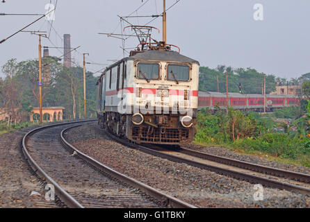 Howrah-New Delhi Rajdhani Express rollt aus einer Kurve, Westbengalen, Indien Stockfoto