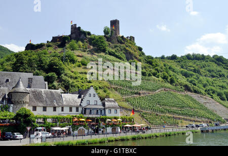 Metternich-Schloss mit Blick auf das Dorf Beilstein an der Mosel River, Deutschland. Stockfoto