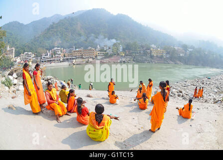 Frauen-Hindu-Pilger warten für ein heiliges Bad im Fluss Ganges, Rishikesh, Uttarakhand, Indien Stockfoto