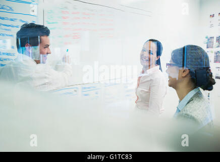 Geschäftsleute, brainstorming am Whiteboard im Büro Stockfoto