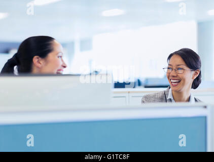 Unternehmerinnen im Gespräch im Büro lachen Stockfoto