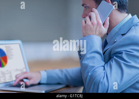 Geschäftsmann am Handy sprechen und arbeiten am laptop Stockfoto