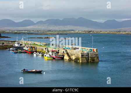 Angeln, Bootshafen und irische Landschaft, Roundstone, Connemara, County Galway, Republik Irland, Europa. Stockfoto