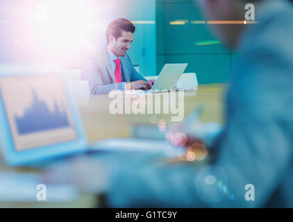 Geschäftsmann, arbeiten am Laptop im Konferenzraum Stockfoto