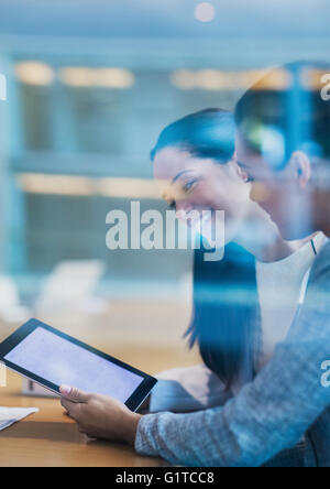 Lächelnde Geschäftsfrauen mit digital-Tablette in office Stockfoto