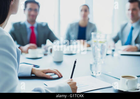 Geschäftsfrau, die führende Tagung im Konferenzraum Stockfoto