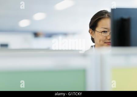 Geschäftsfrau, die Arbeiten am Computer im Büro Stockfoto