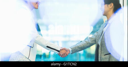 Geschäftsfrauen Handshake im Büro Stockfoto