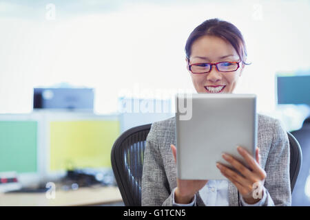 Lächelnde Geschäftsfrau mit digital-Tablette in office Stockfoto