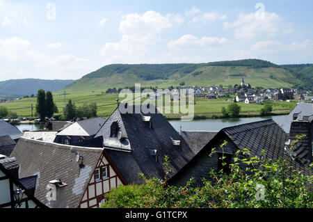 Blick vom Beilstein, Deutschland, über die Mosel in Richtung Ellenz. Stockfoto