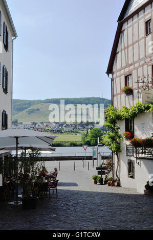 Blick vom Beilstein, Deutschland, über die Mosel in Richtung Ellenz. Stockfoto