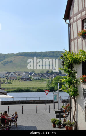 Blick vom Beilstein, Deutschland, über die Mosel in Richtung Ellenz. Stockfoto