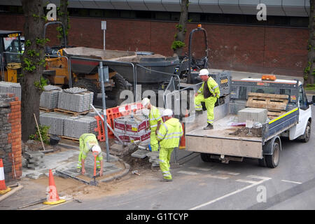 Bürgersteig Reparaturmannschaft liegen neue Bürgersteig aus ihren LKW, Cardiff, Wales, Mai 2016 Stockfoto