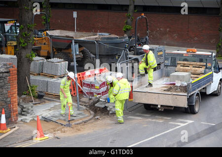 Bürgersteig Reparaturmannschaft liegen neue Bürgersteig aus ihren LKW, Cardiff, Wales, Mai 2016 Stockfoto