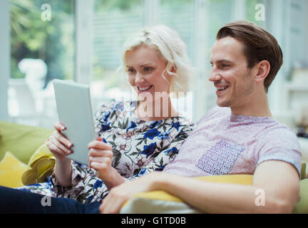 Paar mit digital-Tablette auf Sofa im Wohnzimmer Stockfoto