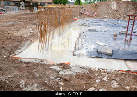 Beton für das Fundament eines neuen hohen Gebäudes in Cardiff, Wales, UK frisch gegossen. Mai 2016 Stockfoto