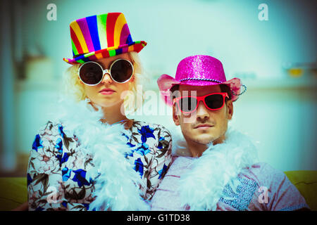 Porträt-Haltung-paar tragen Kostüm Hüte und Sonnenbrillen Stockfoto