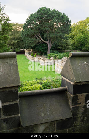 Saltwell Türme Permieter Wand, 1862 für William Wailes erbaut, und befindet sich im Saltwell Park, Gateshead Stockfoto