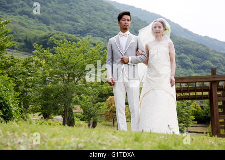 Junge japanische Hochzeit paar im park Stockfoto