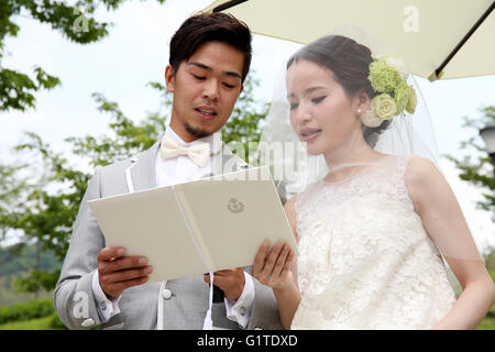 Schöne japanische Hochzeitspaar mit Heiratsurkunde Stockfoto