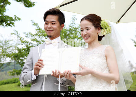 Schöne japanische Hochzeitspaar mit Heiratsurkunde Stockfoto