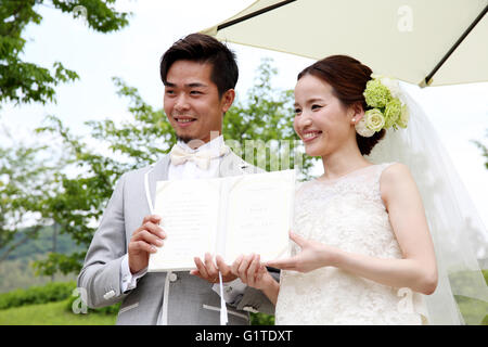 Schöne japanische Hochzeitspaar mit Heiratsurkunde Stockfoto