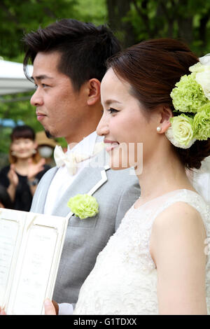 Schöne japanische Hochzeitspaar mit Heiratsurkunde Stockfoto