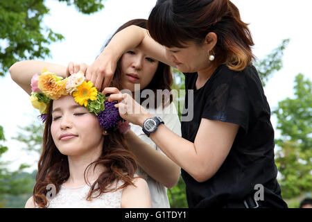 Junge japanische schöne Braut, Kosmetikerin macht junge schöne Braut Braut make-up Stockfoto