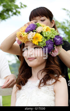 Junge japanische schöne Braut, Kosmetikerin macht junge schöne Braut Braut make-up Stockfoto