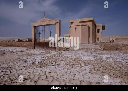 Qasr el Yahud - Israel 18. Mai 2016. Einsame syrischen Kirche in "das Land der Klöster" in der Nähe der taufstelle von Qasr el Yahud im Jordan Tal Region der West Bank Israel am 18. Mai 2016. Der Standort, an dem viele christliche Traditionen glauben, dass Jesus von Johannes getauft wurde der Täufer von rund 4.000 Minen und andere Sprengkörper werden gelöscht, noch aus dem Krieg von 1967 und seinen Folgen von HALO Trust, einer britischen Minenräumung Gruppe, die in 19 Orten der Welt tätig ist. Stockfoto