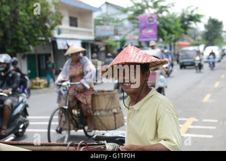 Ein Becak-Fahrer in Yogyakarta. Stockfoto