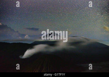 Das Rauchen Gunung Bromo Vulkan & Semeru Vulkan unter dem Sternenhimmel in der Nacht. Stockfoto