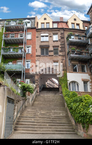 Passage mit Treppen unter einem Stadthaus Stockfoto