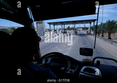 Ein israelischer Busfahrer fährt durch den als Mehola Checkpoint bekannten Checkpoint auf dem Highway 90 im nördlichen Jordantal Israels Stockfoto