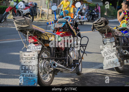 In den ländlichen Provinzen der Philippinen sind Motorräder angepasst, eine Anzahl von Passagieren, bekannt als ein Habal Habal zu tragen Stockfoto