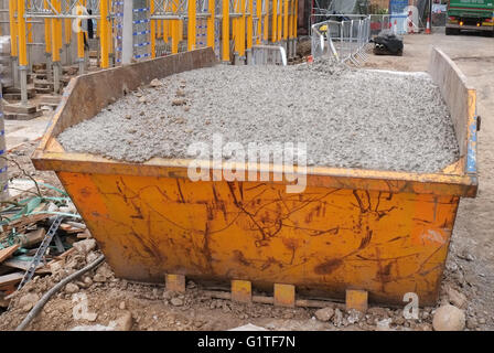 Ein Mülleimer Mülltonne auf der Baustelle mit Beton gefüllt. Mai 2016 Stockfoto