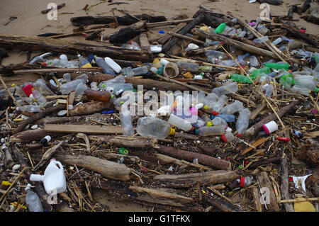 Durban, Südafrika. 18. Mai 2016. Medizinischer Abfälle, der auf Durbans Blue Lagoon Beach neben der Mündung des Umgeni River gefunden wurde wurde unter diese Ablagerungen gefunden. Die Abfälle, welche Consited hauptsächlich aus Tablits und versiegelte Kondome, fand unter den Trümmern Müll am Strand, der mit den letzten starken Regenfällen an Land geworfen worden war. Bildnachweis: Giordano Stolley/Alamy Live-Nachrichten Stockfoto