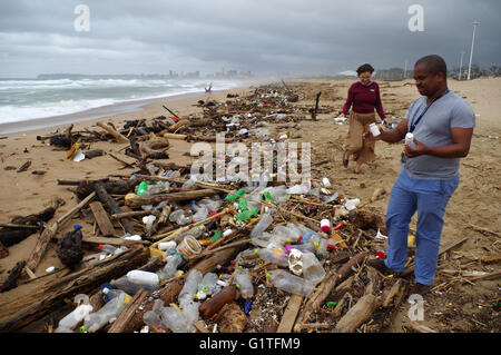 Durban, Südafrika. 18. Mai 2016. Khumbulani Dlongolo, inspiziert die eThekwini Metro Gemeinde stellvertretender Direktor verantwortlich für Strände einige medizinische Abfälle, die auf der Blue Lagoon Beach neben der Mündung des Umgeni River gefunden wurde. Die Abfälle, die in erster Linie aus Tabletten und versiegelte Kondome bestand, fand unter den Trümmern Müll am Strand, der mit den letzten starken Regenfällen an Land geworfen worden war. Bildnachweis: Giordano Stolley/Alamy Live-Nachrichten Stockfoto